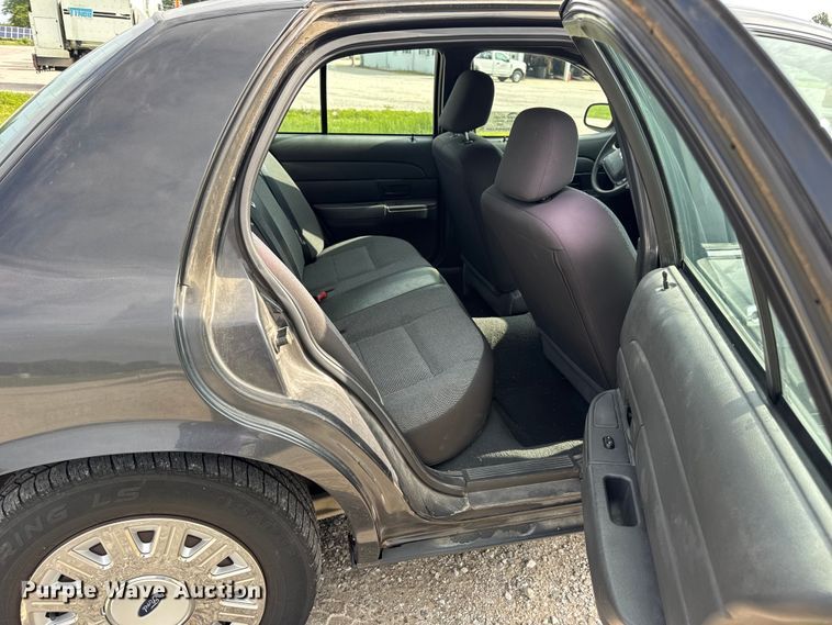 image for item DW3430 2004 Ford Crown Victoria Police Interceptor 