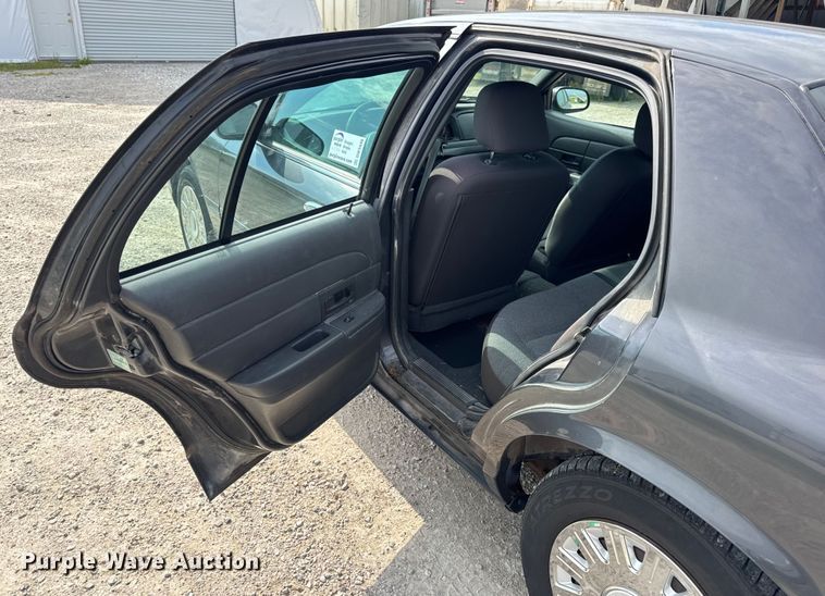 image for item DW3430 2004 Ford Crown Victoria Police Interceptor 