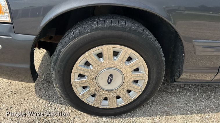 image for item DW3430 2004 Ford Crown Victoria Police Interceptor 