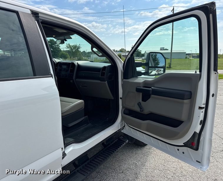 image for item DW3432 2018 Ford F450 Super Duty flatbed truck