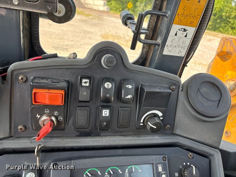 image for item DW7249 2011 John Deere 310SJ backhoe