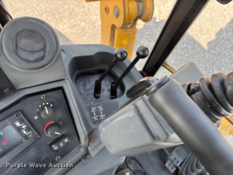 image for item DW7249 2011 John Deere 310SJ backhoe