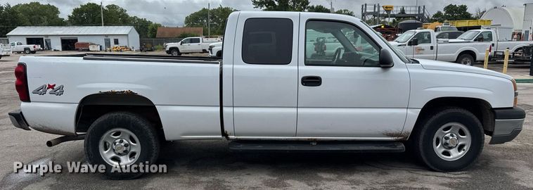 image for item DY0212 2004 Chevrolet Silverado 1500 Ext. Cab pickup truck