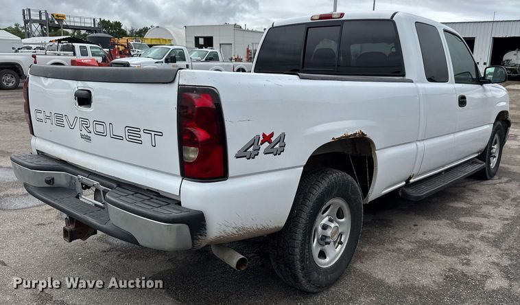 image for item DY0212 2004 Chevrolet Silverado 1500 Ext. Cab pickup truck