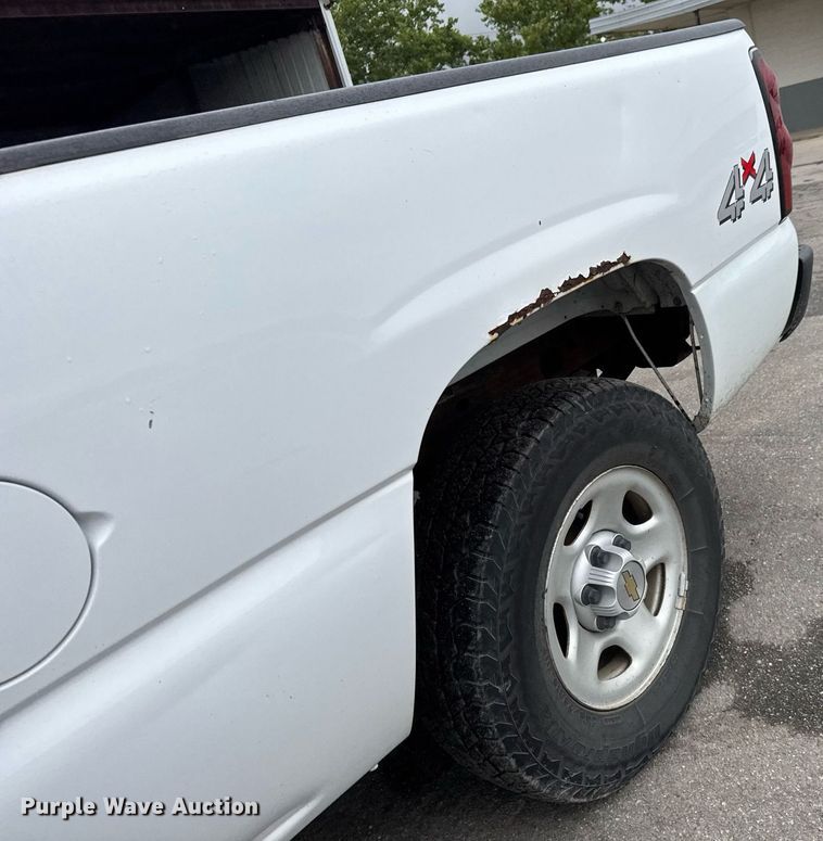 image for item DY0212 2004 Chevrolet Silverado 1500 Ext. Cab pickup truck