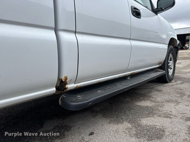 image for item DY0212 2004 Chevrolet Silverado 1500 Ext. Cab pickup truck