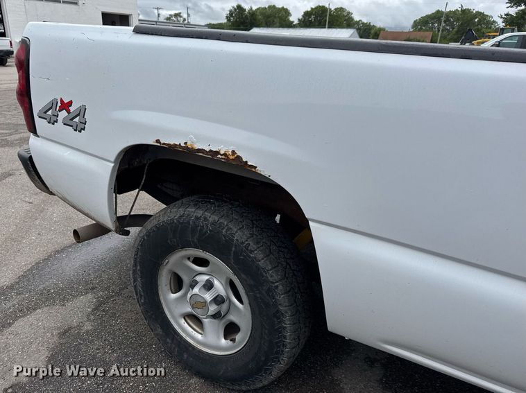 image for item DY0212 2004 Chevrolet Silverado 1500 Ext. Cab pickup truck