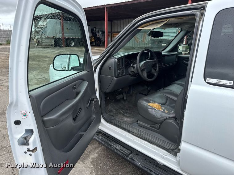 image for item DY0212 2004 Chevrolet Silverado 1500 Ext. Cab pickup truck