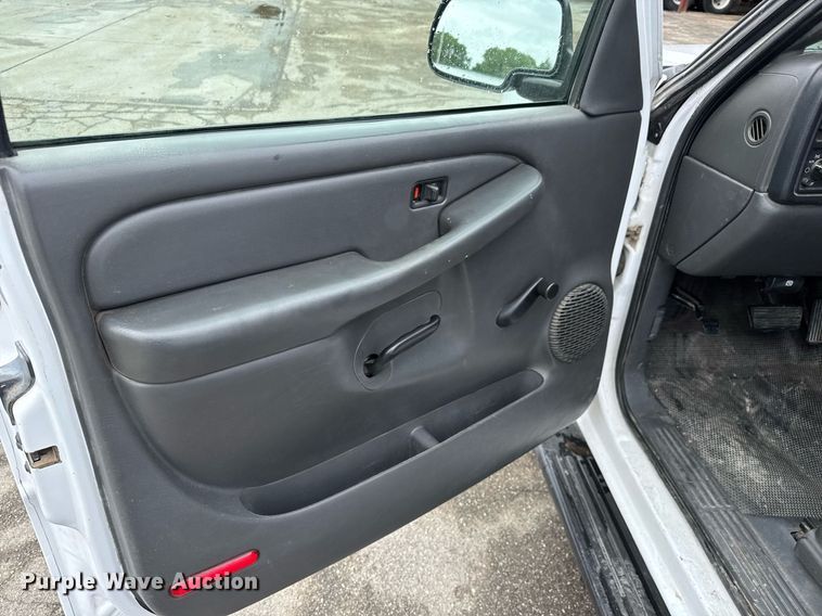 image for item DY0212 2004 Chevrolet Silverado 1500 Ext. Cab pickup truck