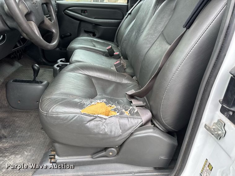 image for item DY0212 2004 Chevrolet Silverado 1500 Ext. Cab pickup truck