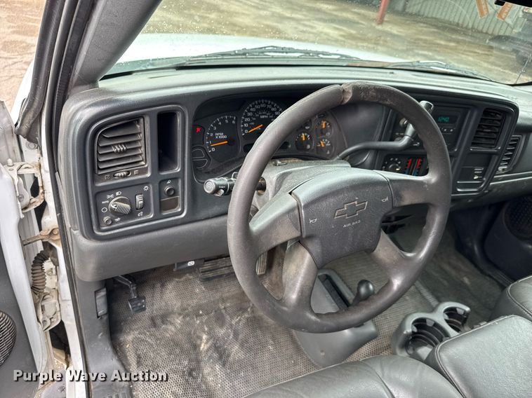 image for item DY0212 2004 Chevrolet Silverado 1500 Ext. Cab pickup truck