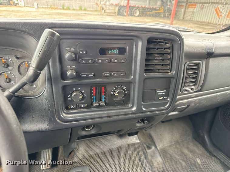 image for item DY0212 2004 Chevrolet Silverado 1500 Ext. Cab pickup truck