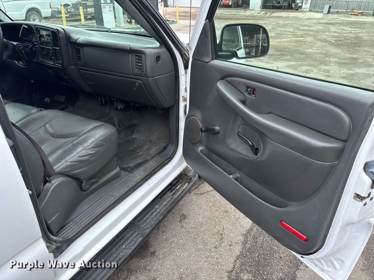 image for item DY0212 2004 Chevrolet Silverado 1500 Ext. Cab pickup truck