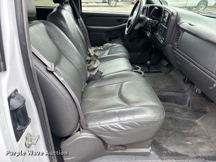 image for item DY0212 2004 Chevrolet Silverado 1500 Ext. Cab pickup truck