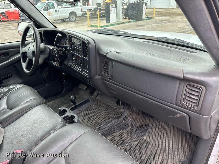 image for item DY0212 2004 Chevrolet Silverado 1500 Ext. Cab pickup truck