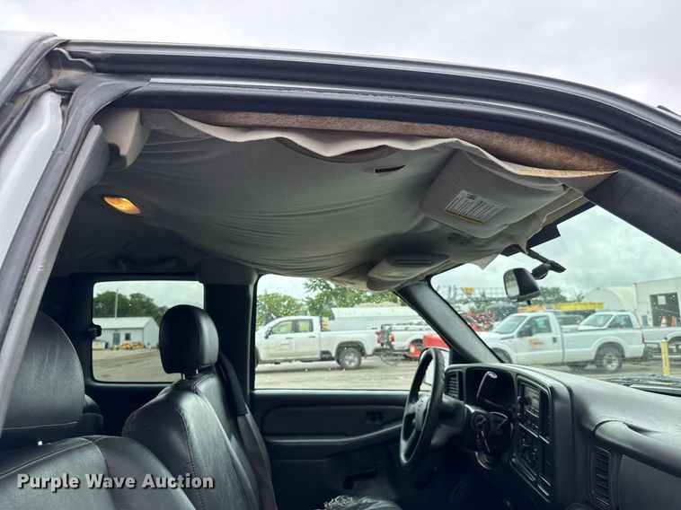 image for item DY0212 2004 Chevrolet Silverado 1500 Ext. Cab pickup truck