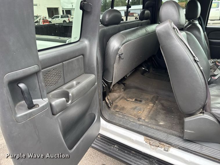 image for item DY0212 2004 Chevrolet Silverado 1500 Ext. Cab pickup truck