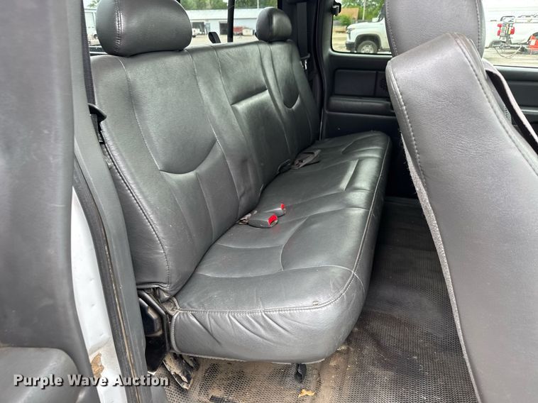 image for item DY0212 2004 Chevrolet Silverado 1500 Ext. Cab pickup truck