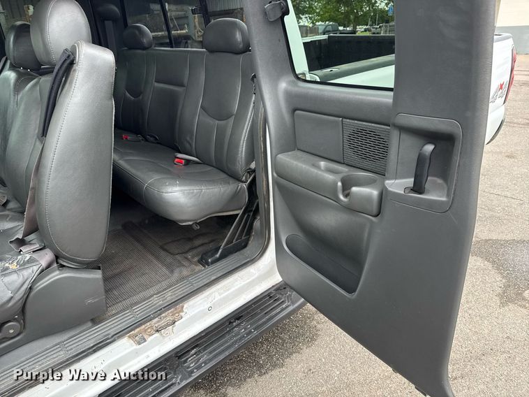 image for item DY0212 2004 Chevrolet Silverado 1500 Ext. Cab pickup truck