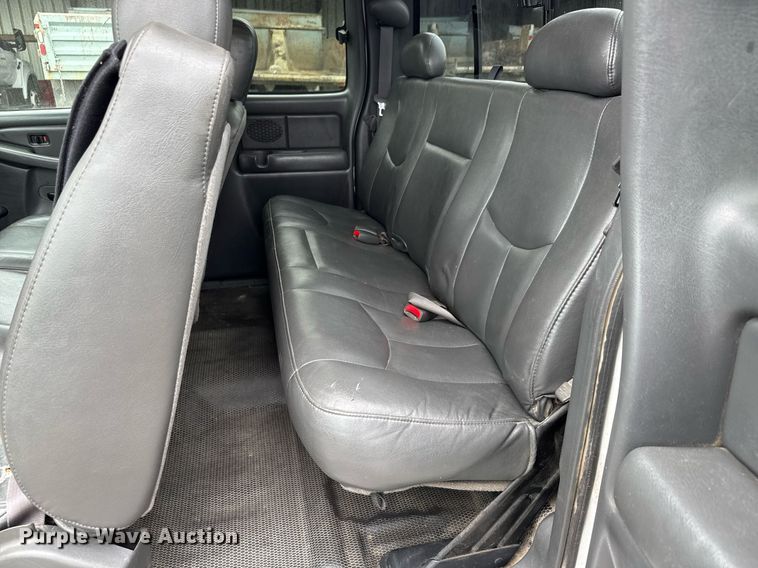 image for item DY0212 2004 Chevrolet Silverado 1500 Ext. Cab pickup truck