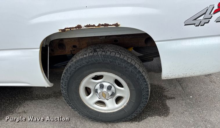image for item DY0212 2004 Chevrolet Silverado 1500 Ext. Cab pickup truck