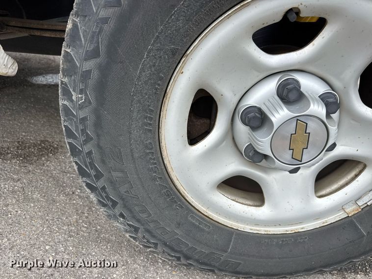 image for item DY0212 2004 Chevrolet Silverado 1500 Ext. Cab pickup truck