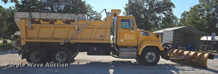 image for item DY0394 2015 Western Star 4700SF dump truck