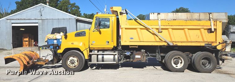 image for item DY0394 2015 Western Star 4700SF dump truck