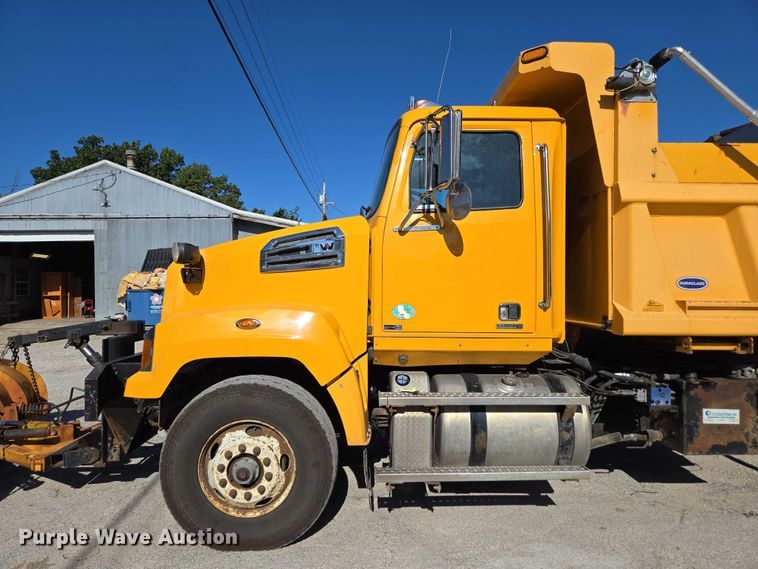 image for item DY0394 2015 Western Star 4700SF dump truck