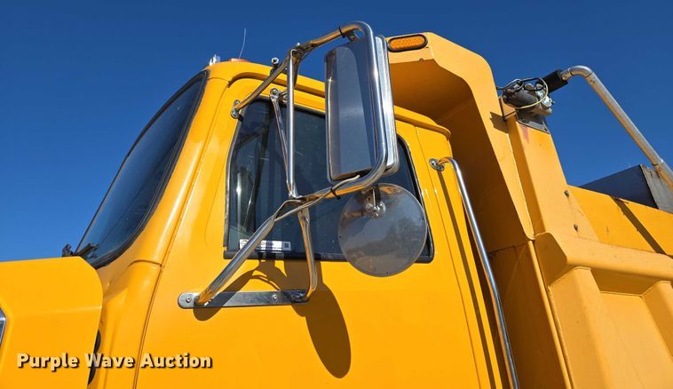 image for item DY0394 2015 Western Star 4700SF dump truck