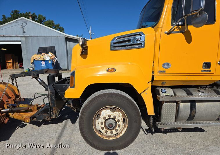 image for item DY0394 2015 Western Star 4700SF dump truck