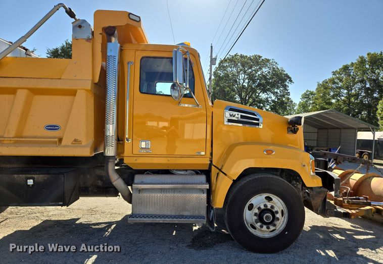 image for item DY0394 2015 Western Star 4700SF dump truck