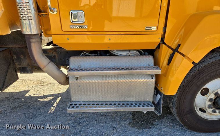 image for item DY0394 2015 Western Star 4700SF dump truck