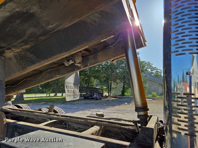 image for item DY0394 2015 Western Star 4700SF dump truck
