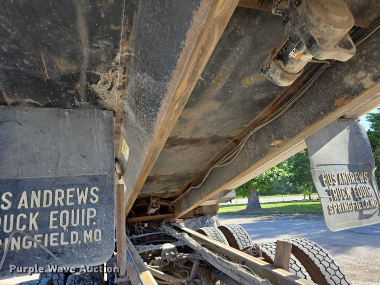 image for item DY0394 2015 Western Star 4700SF dump truck