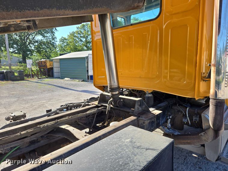 image for item DY0394 2015 Western Star 4700SF dump truck