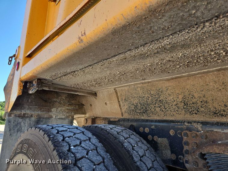 image for item DY0394 2015 Western Star 4700SF dump truck