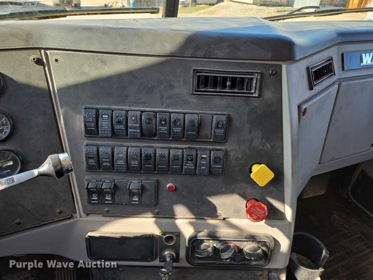 image for item DY0394 2015 Western Star 4700SF dump truck