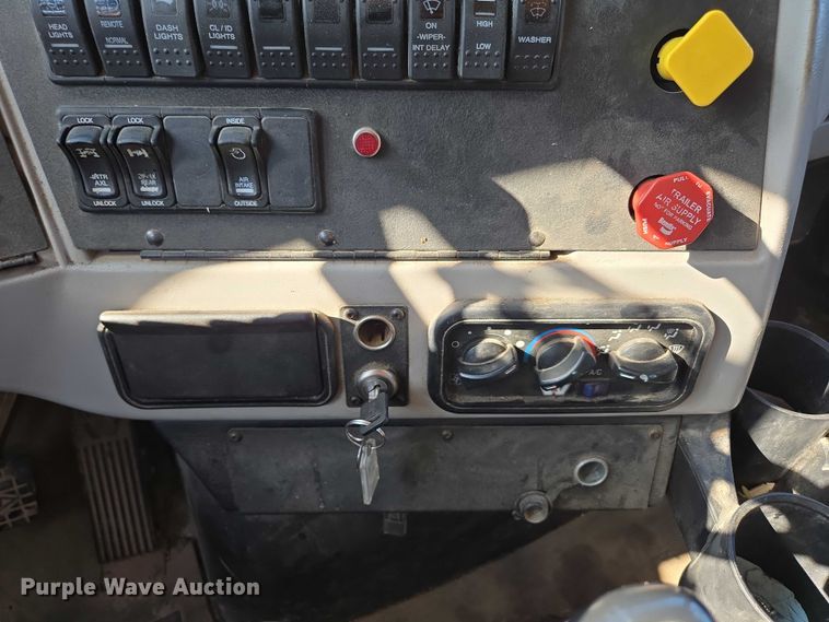 image for item DY0394 2015 Western Star 4700SF dump truck