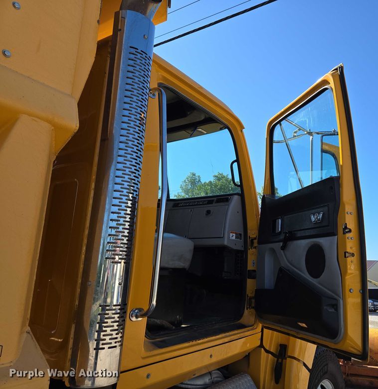 image for item DY0394 2015 Western Star 4700SF dump truck