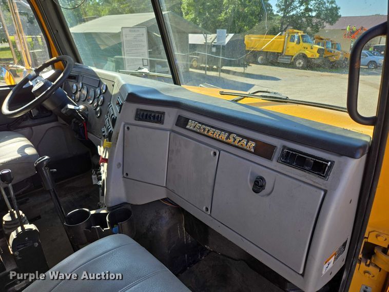 image for item DY0394 2015 Western Star 4700SF dump truck