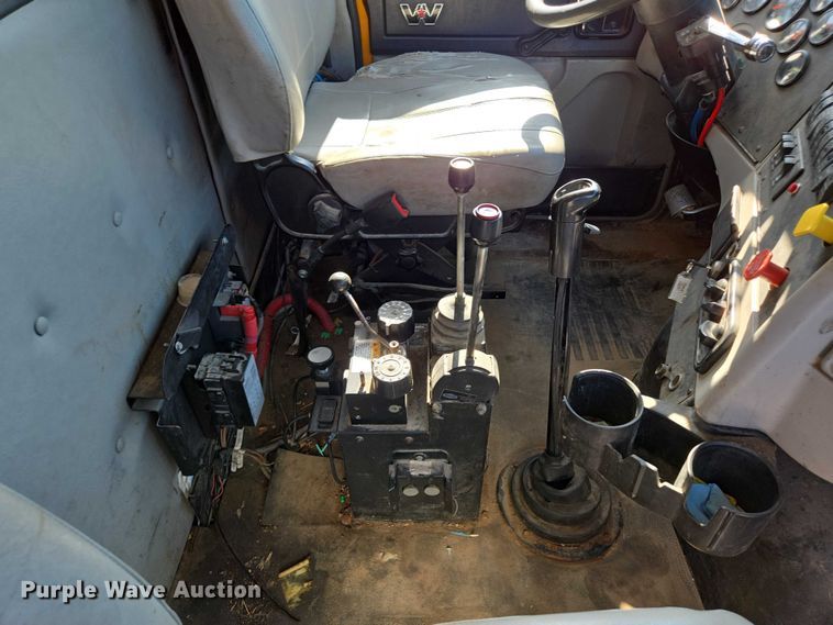 image for item DY0394 2015 Western Star 4700SF dump truck