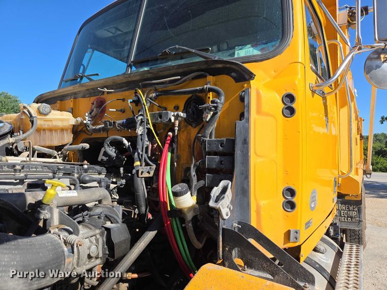 image for item DY0394 2015 Western Star 4700SF dump truck