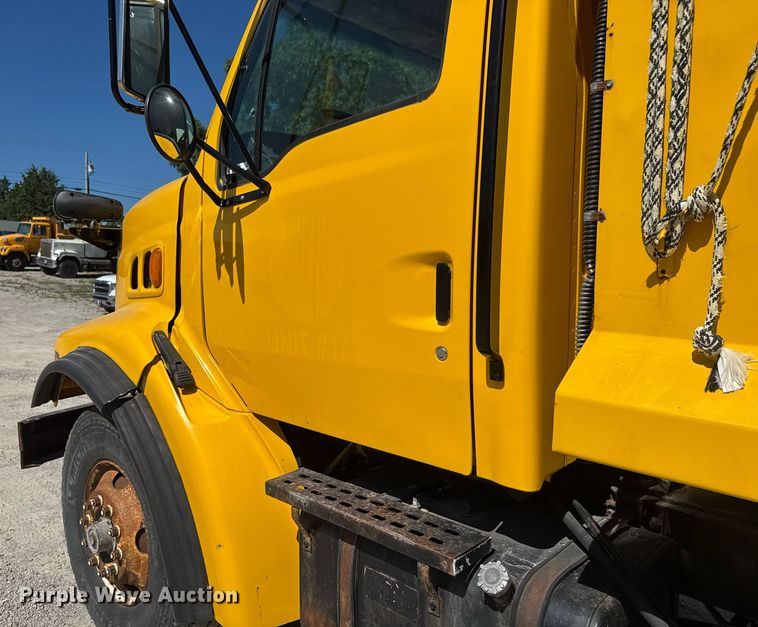 image for item DY0396 1998 Ford LTA9000 dump truck