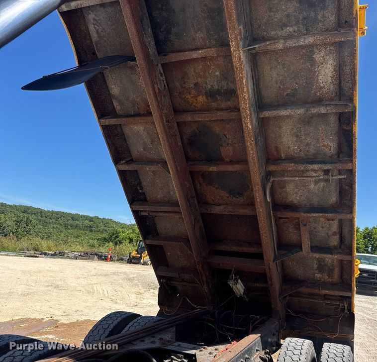 image for item DY0396 1998 Ford LTA9000 dump truck