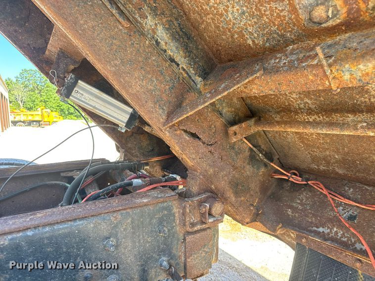 image for item DY0396 1998 Ford LTA9000 dump truck