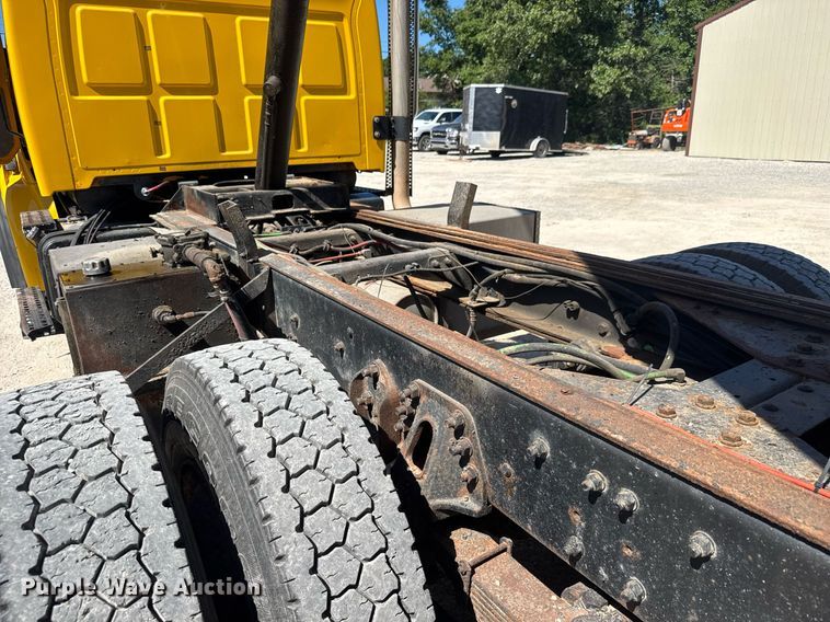 image for item DY0396 1998 Ford LTA9000 dump truck