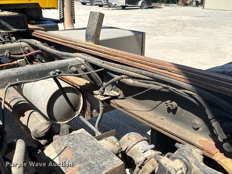 image for item DY0396 1998 Ford LTA9000 dump truck