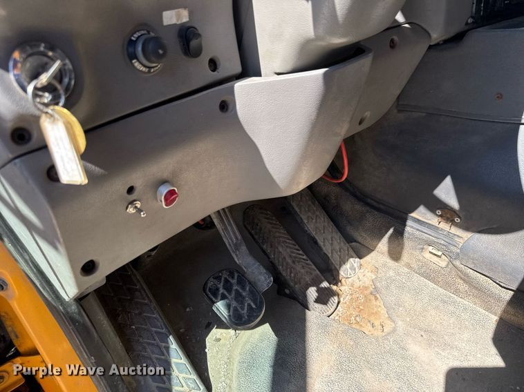 image for item DY0396 1998 Ford LTA9000 dump truck