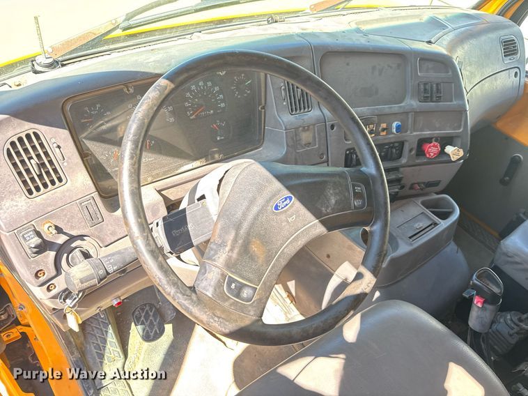 image for item DY0396 1998 Ford LTA9000 dump truck